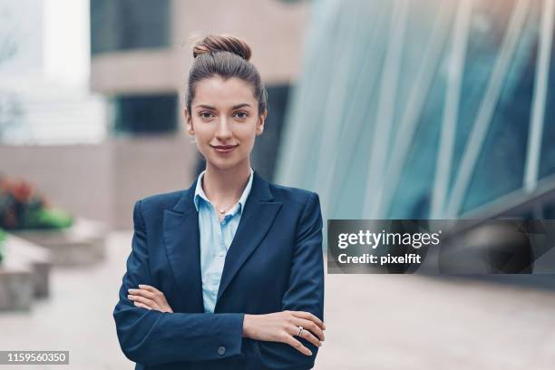 jeune femme d'affaires - avocat métier photos et images de collection