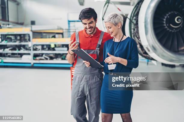 coordinamento del lavoro degli ingegneri - aerospace foto e immagini stock