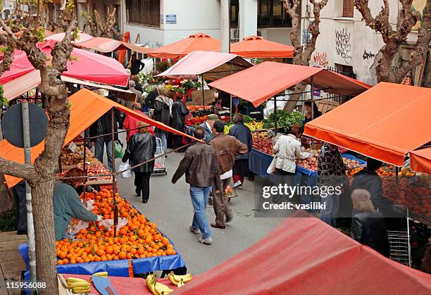 escena de mercado al aire libre - greece city fotografías e imágenes de stock