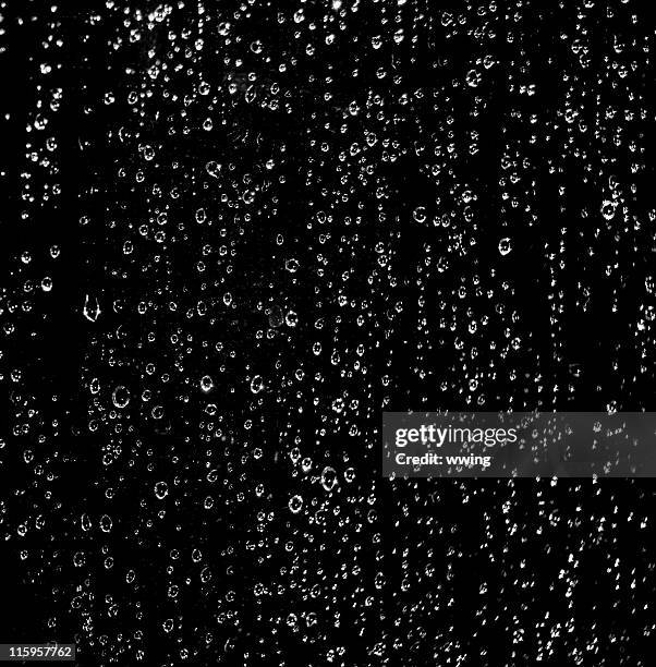 schwarzem tropfen auf einem fenster mit textfreiraum. - regentropfen stock-fotos und bilder
