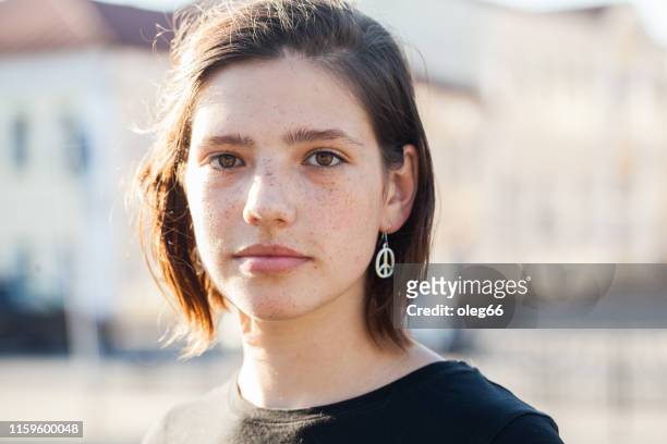 portret van een tiener meisje - vlak naast stockfoto's en -beelden