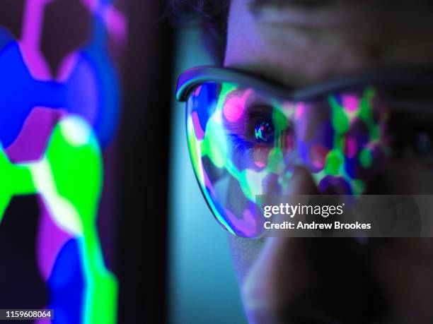 student understanding the design of a molecular structure on computer screen in laboratory, close up - stem cells human stock-fotos und bilder