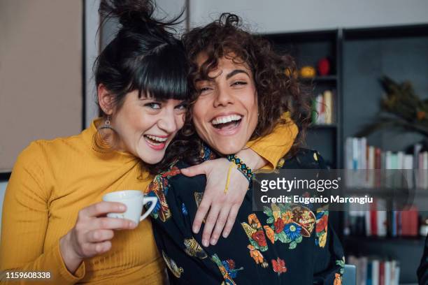 friends laughing and making faces - coffee at home stock-fotos und bilder