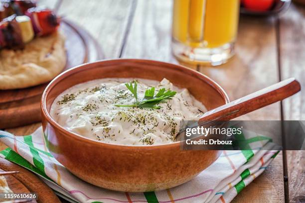 tzatziki, ensalada griega con pepino, ajo, eneldo y yogur - tzatziki fotografías e imágenes de stock