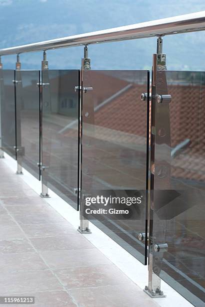 balcone chrome maniglia - parapetto caratteristica architettonica foto e immagini stock