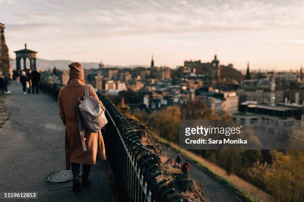 woman enjoying view from calton hill, edinburgh, scotland - edimburgo foto e immagini stock