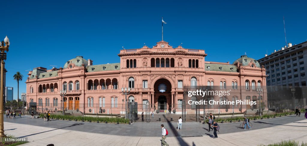 Panoramic frontal view of Casa Rosada