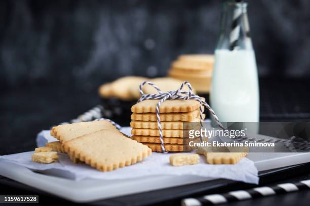 homemade vanilla butter shortbread cookies and milk - shortbread stock-fotos und bilder
