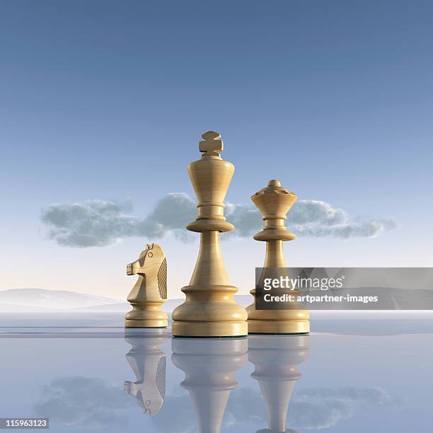 white chess pieces on a reflecting surface - dame schachfigur stock-fotos und bilder