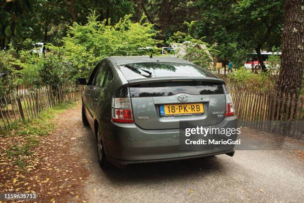 toyota prius ii - toyota prius stock pictures, royalty-free photos & images