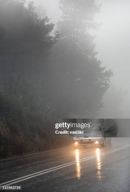 driving in fog - driving in fog stock pictures, royalty-free photos & images