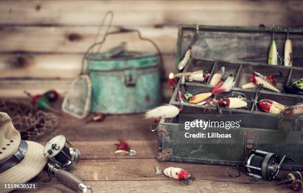 vintage fishing tackle achtergrond - vishaak visgerei stockfoto's en -beelden