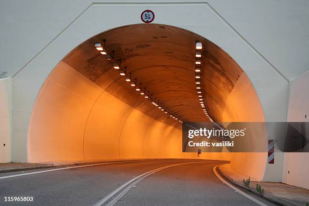 prima del tunnel - galleria stradale foto e immagini stock
