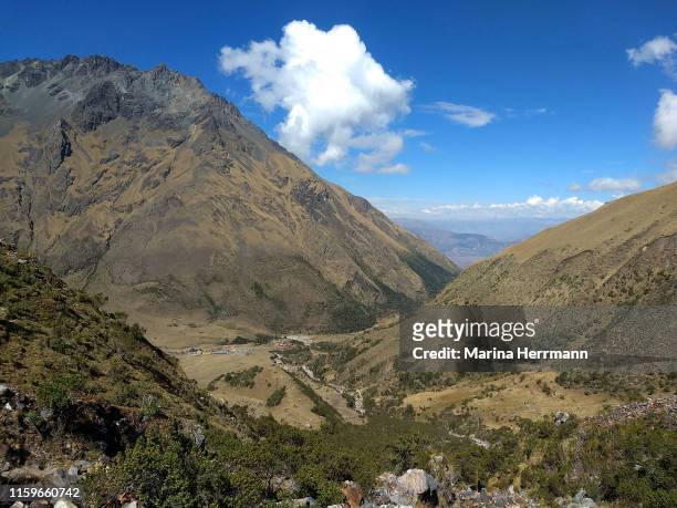 vilcabamba mountain range on a sunny day - vilcabamba peru stockfoto's en -beelden