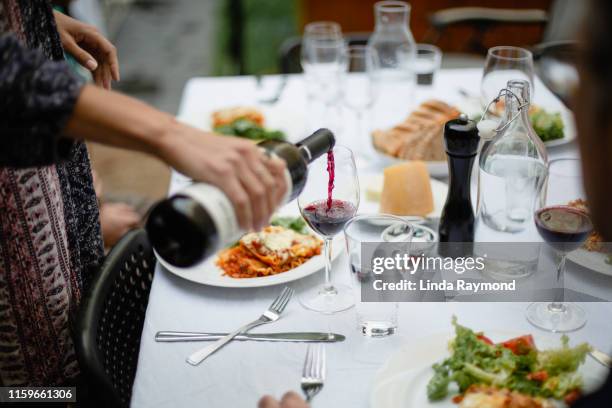 familie diner - lasagna stockfoto's en -beelden