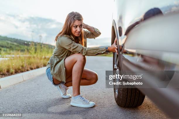 ¡esto va a arruinar mi viaje! - flat tire fotografías e imágenes de stock