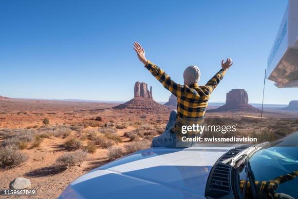 junger mann mit miet-wohnmobil mit autoreise in usa - nationalpark stock-fotos und bilder