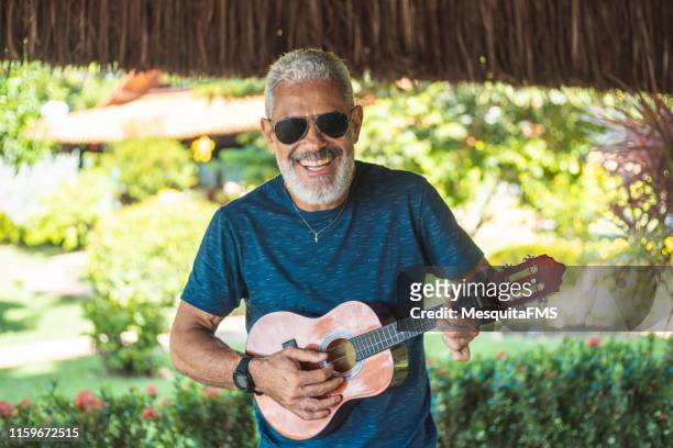 senior man playing cavaquinho - samba imagens e fotografias de stock