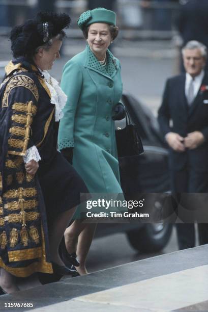 Dame Mary Donaldson , in the ceremonial robes of office as Lord Mayor of London, and Queen Elizabeth II in London, England, Great Britain, 7 November...