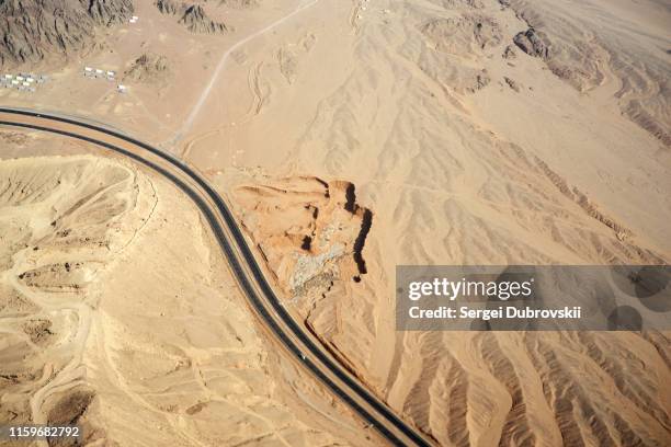 vista aérea de las montañas, la carretera y el desierto en la península del sinaí cerca de sharm el sheikh, egipto - península fotografías e imágenes de stock