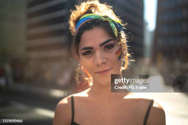 transpersoner kvinna tittar på kameran under pride-parad - transgender bildbanksfoton och bilder