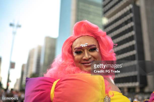 glückliche und selbstbewusste drag queen bei stolzparade - paraden stock-fotos und bilder