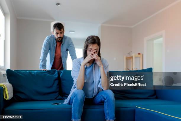 pareja enojada teniendo una discusión - fight fotografías e imágenes de stock