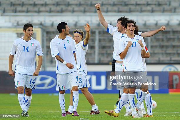 Players of Italy celebrate claiming third place after the Toulon U21 tournament match between Italy and Mexico at Felix Mayol Stadium on June 10,...