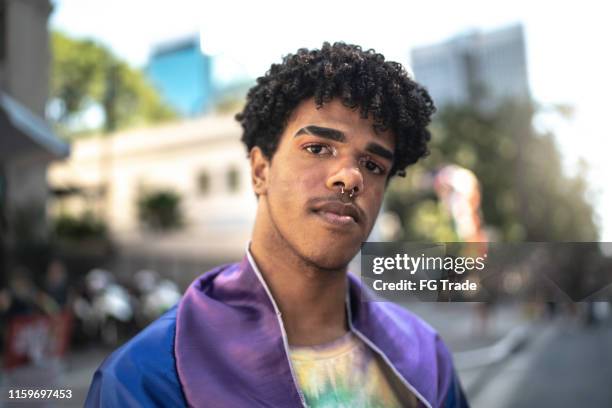 retrato del hombre usando bandera arco iris durante el desfile lgbtqi - hombre gay fotografías e imágenes de stock