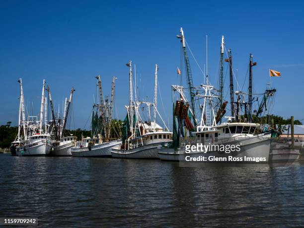 shrimpers - shrimp boat stockfoto's en -beelden