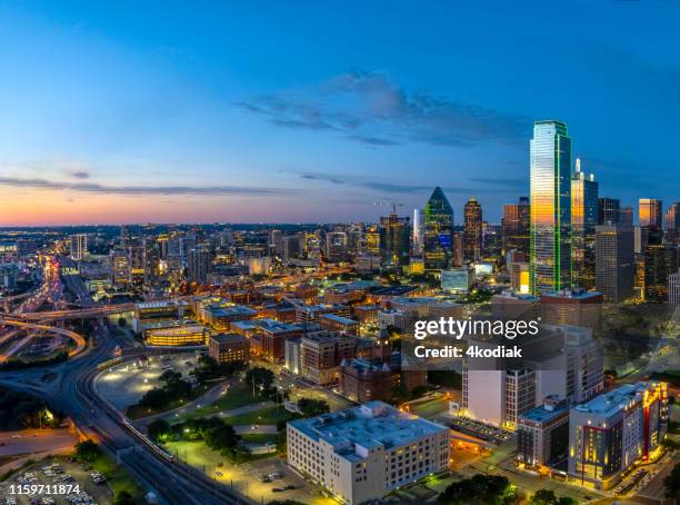 dallas texas abend skyline - dallas tx stock-fotos und bilder