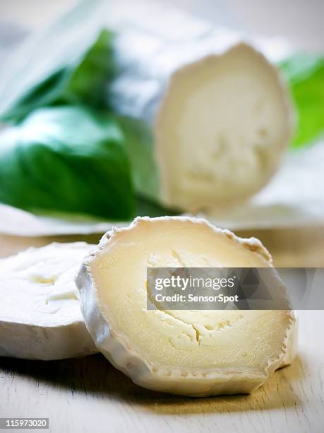 queso de cabra - queso de cabra fotografías e imágenes de stock