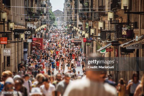 rue sainte-catherine a bordeaux, francia - bordeaux foto e immagini stock