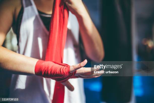 het binden van sporten handschoen - mixed martial arts stockfoto's en -beelden