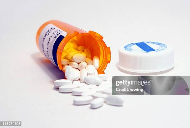 medicina botella y blanco pastillas - recipiente para las píldoras fotografías e imágenes de stock