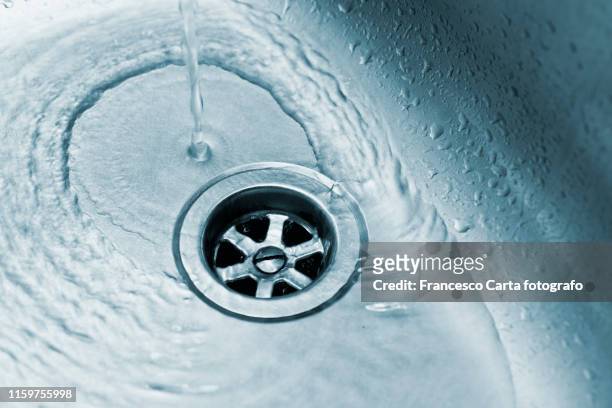 close-up of drain with water - pia - fotografias e filmes do acervo