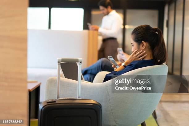 gente esperando en un salón de negocios. - sala de embarque del aeropuerto fotografías e imágenes de stock