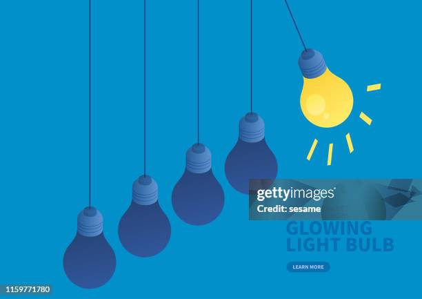 stockillustraties, clipart, cartoons en iconen met gloeiende gloeilamp te raken een gloeilamp die niet glanst - newtons cradle