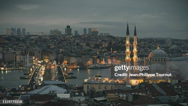 rüstem pasha ottoman mosque and galata bridge over the golden horn at dusk, istanbul, turkey - menai straits stock-fotos und bilder