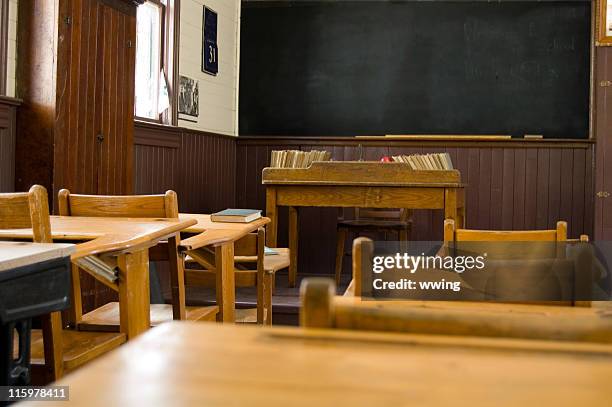 vintage-lehrer's schreibtisch und parlamentarische bestuhlung - vintage classroom stock-fotos und bilder