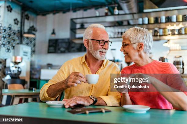 senior paar met een intieme date - old couple restaurant stockfoto's en -beelden