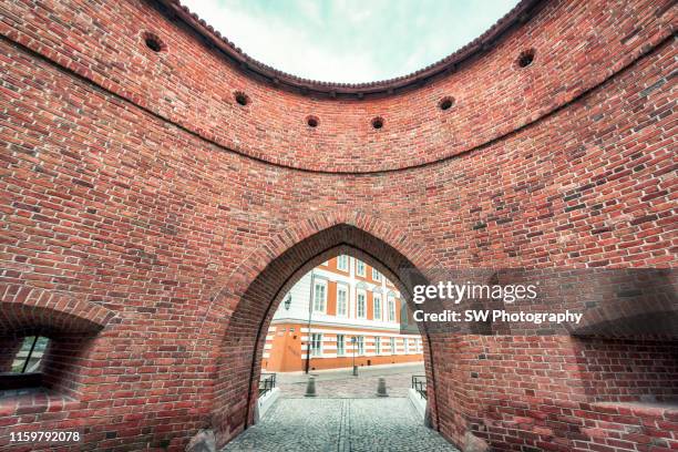 brick door in warsaw old town - monastery warsaw - fotografias e filmes do acervo