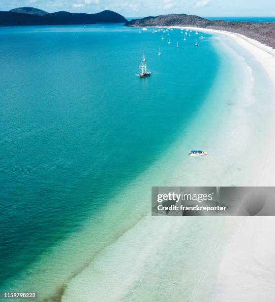 whitsunday beach met een boot - whitehaven beach stockfoto's en -beelden