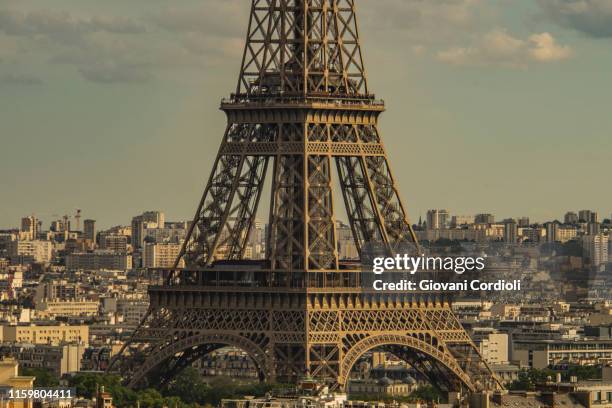 the eiffel tower, paris, france. - eiffel tower stock-fotos und bilder