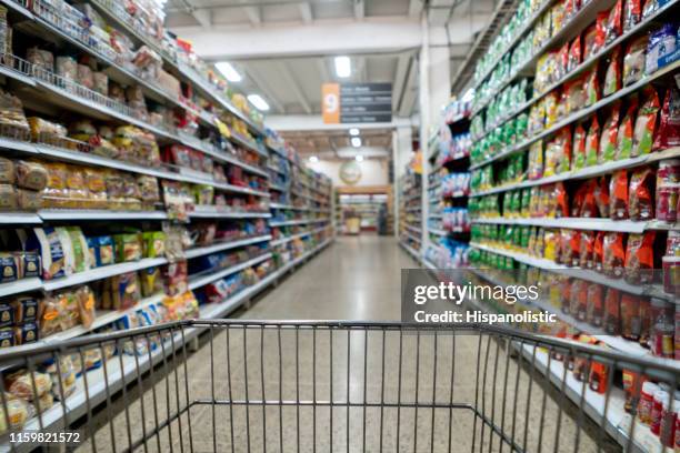 schappen van de supermarkt gevuld met producten â geen mensen - megawinkel stockfoto's en -beelden