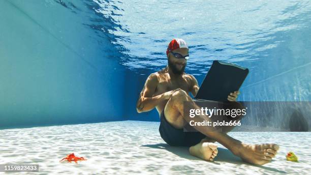 workaholic mann mit laptop unter wasser - crazy man computer stock-fotos und bilder