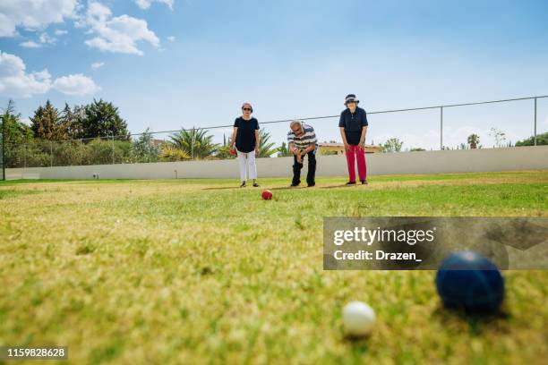 latino ispanici che giocano a bocce in estate - grandangolo tecnica fotografica foto e immagini stock