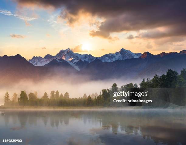 wunderschöne landschaft landschaft von den lake matheson fox-gletscher und durch die alpen berge und täler neu zealand - south westland stock-fotos und bilder