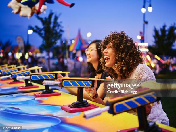 夏の楽しいカーニバルゲーム - 遊園地 ストックフォトと画像