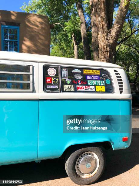 santa fe, nm: vintage vw van mit bumper aufkleber bedeckt - bumper sticker stock-fotos und bilder